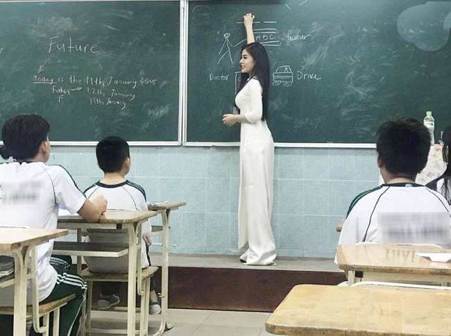 Sau nữ giảng viên nóng bỏng của trường Đại học Quốc gia Hà Nội, Trần Đình Thanh Nhàn là cái tên tiếp theo khiến dân mạng "đứng ngồi không yên" vì quá xinh đẹp, quyến rũ. 
