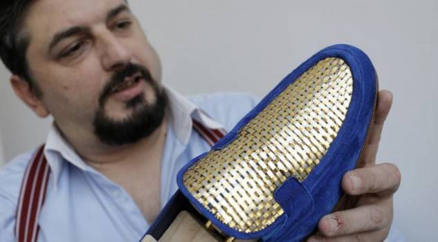 Chán làm giày thường, thợ người Ý dùng vàng 24k để làm giày cho giới siêu giàu - 1