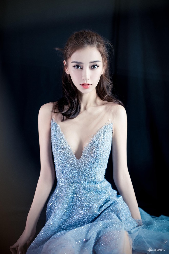 Bà xã Huỳnh Hiểu Minh diện váy hai dây sexy khoe ngực đầy - 1