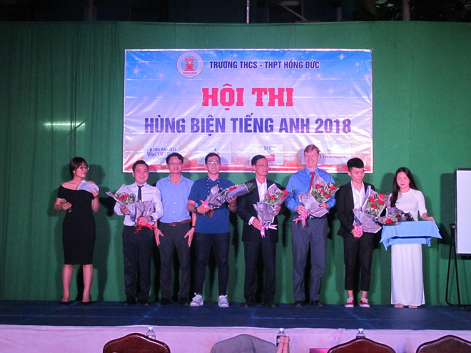 Học sinh Hồng Đức TP. HCM thi hùng biện Tiếng Anh kiểu game show - 1