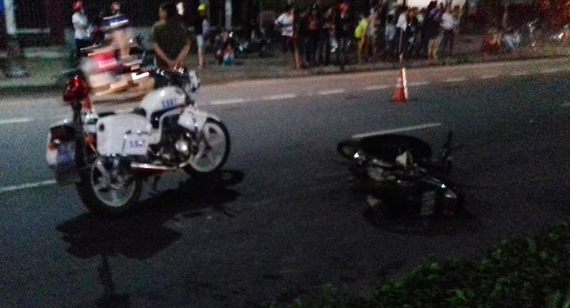 Nóng 24h qua: Xe CSGT tông chết người băng qua đường trong đêm - 1