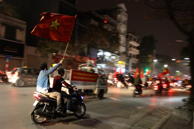 Thanh niên đầu trần phóng bạt mạng trên đường ăn mừng chiến thắng - 9