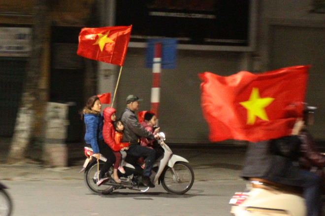 Thanh niên đầu trần phóng bạt mạng trên đường ăn mừng chiến thắng - 8