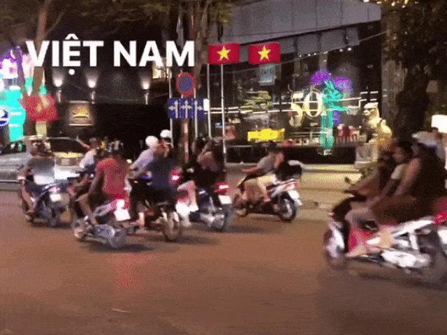 Cách ăn mừng độc của Sơn Tùng, Huyền My trước chiến thắng của U23 Việt Nam