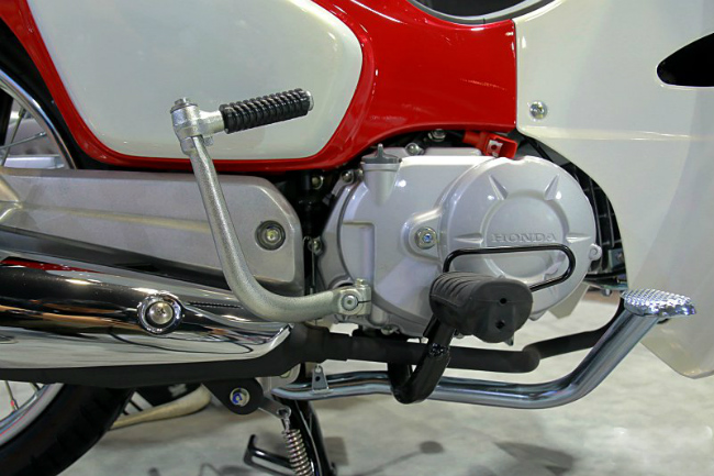 Cung cấp sức mạnh cho 2018 Honda Super Cub là bộ động cơ đơn xy lanh, SOHC, dung tích 109,17cc cùng với hệ thống làm mát bằng không khí và phun nhiên liệu trực tiếp. Đi kèm với động cơ là bộ hộp số 4 cấp.