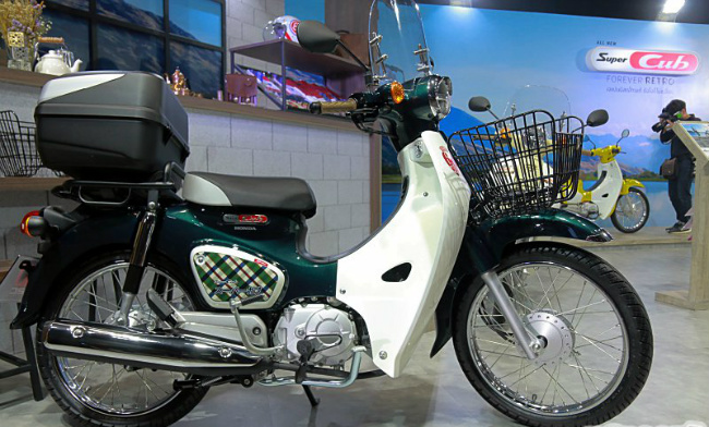 2018 Honda Super Cub có thể lắp giỏ và thùng đựng đồ rất tiện lợi.