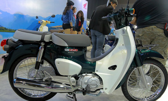 Còn đây là phiên bản màu xanh lá cây trắng của 2018 Honda Super Cub.