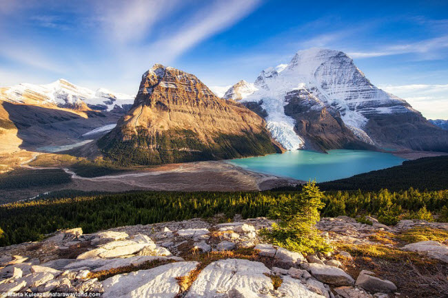 Phong cảnh tuyệt mỹ quanh hồ Berg và núi Robson ở British Columbia, Canada.
