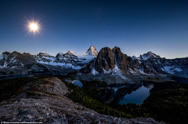 Đỉnh núi Assiniboine có hình như kim tự tháp ở ở British Columbia, Canada.