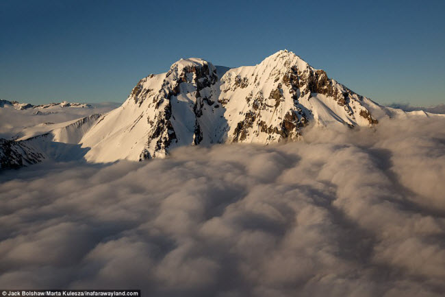 Màn mây dày bao phủ quanh núi Garibaldi ở British Columbia, Canada.