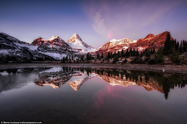 Núi Assiniboine soi bóng xuống mặt hồ Magog ở British Columbia, Canada.