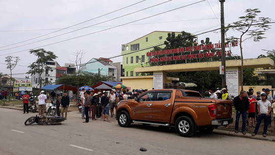 Đang xử lý tai nạn, một CSGT cùng nhiều người bị xe tông trọng thương - 1