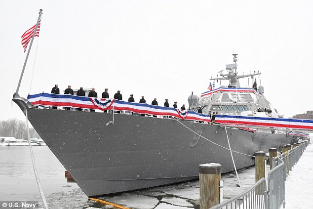 Tàu chiến Mỹ mắc kẹt giữa sông băng không thể di chuyển - 1
