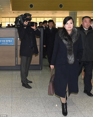 Bạn gái cũ ông Kim Jong-un nghiêm nghị dẫn đoàn tới HQ - 1