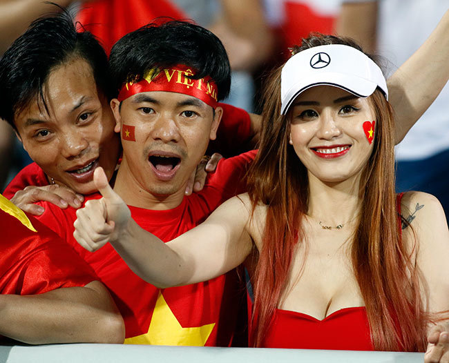 1001 cách mặc của chị em khi cổ vũ tuyển bóng đá Việt Nam - 1