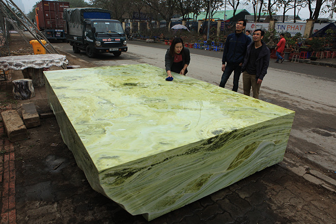 Tấm phản đá xanh ngọc nguyên khối nặng 14 tấn xuất hiện ở Hà Nội - 1