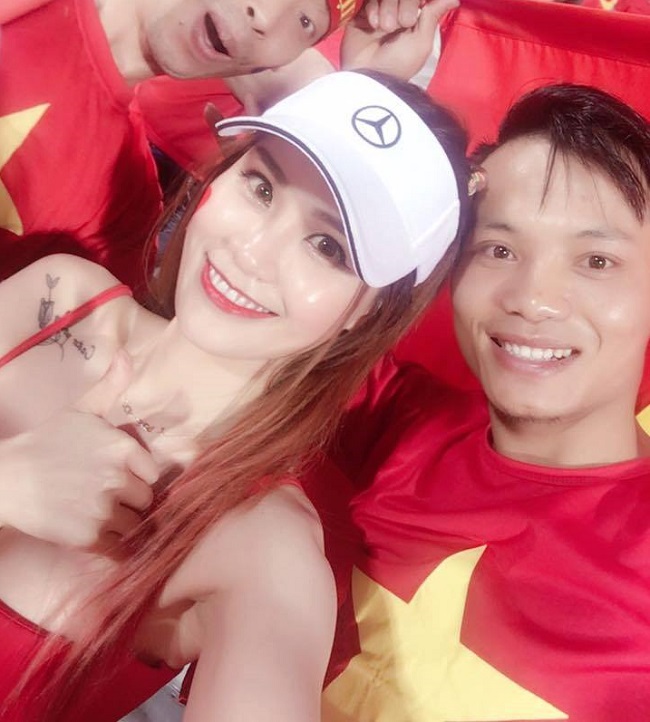 Đây là nhan sắc cô gái cổ vũ cho đội tuyển Việt Nam. 