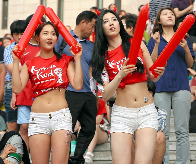 Còn đây là cách mặc sexy của các cổ động viên Hàn Quốc. 