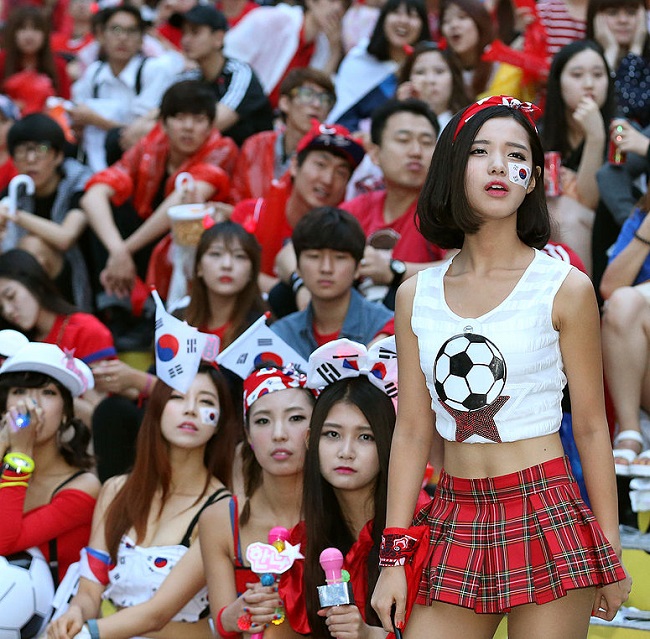 Các cô gái Hàn Quốc mặc áo croptop và váy siêu ngắn đi cổ vũ bóng đá. 