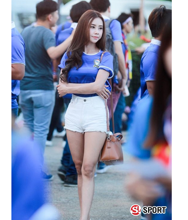 Một cô gái Thái Lan khác mặc quần siêu ngắn khoe chân dài khi đi xem bóng đá. 