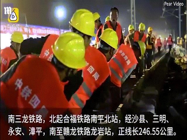 1.500 công nhân TQ xây ào ào 9 tiếng xong đường ray mới