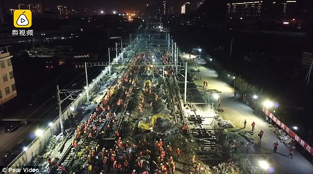 1.500 công nhân TQ xây ào ào 9 tiếng xong đường ray mới - 1