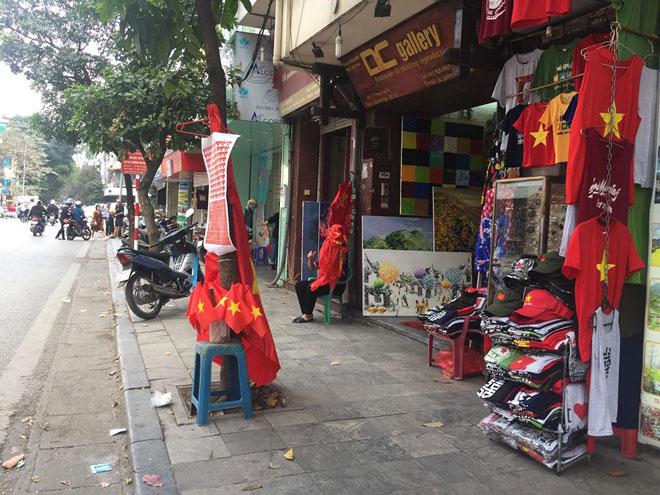 Người dân háo hức mua cờ, áo cổ vũ U23 Việt Nam trước giờ G - 1