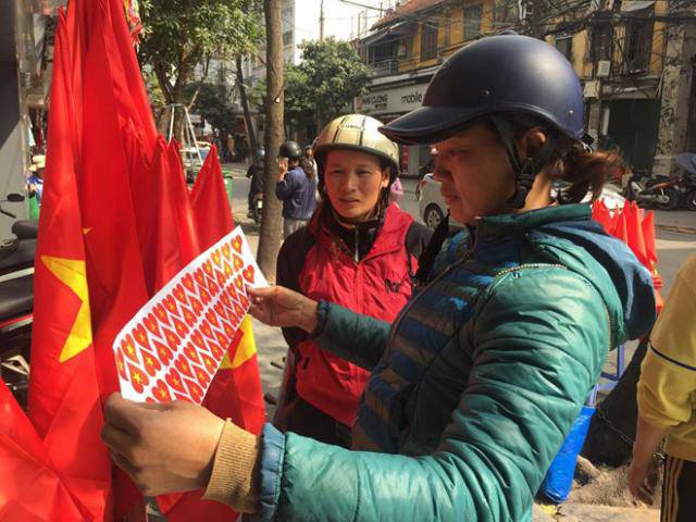 Người dân háo hức mua cờ, áo cổ vũ U23 Việt Nam trước giờ G