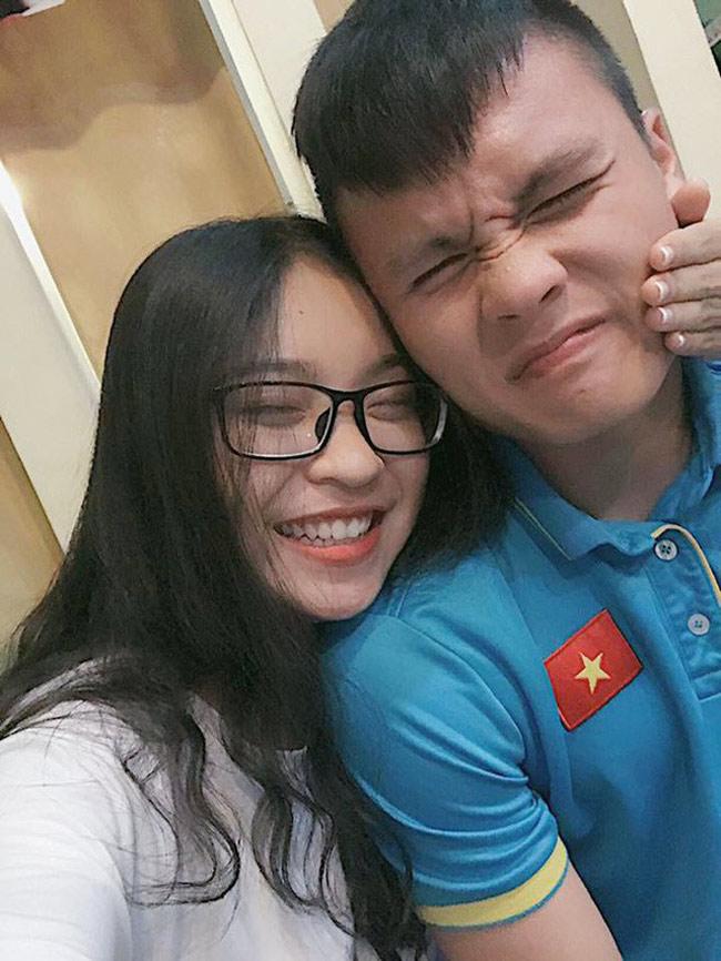 Quang Hải là cầu thủ xuất sắc ghi 2 bàn thắng trong 90 phút thi đấu của đội tuyển Việt Nam. Với các fan girl, điều đáng tiếc nhất là cầu thủ này đã có bạn gái tên Nhật Lê.