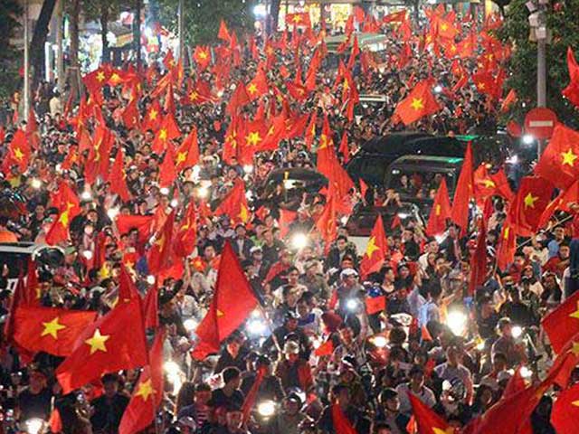 Rừng cờ nhuộm đỏ rực đường phố mừng kỳ tích của U23 Việt Nam