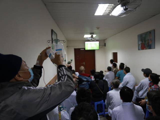 Bệnh nhân ung thư quên hết đớn đau, hò reo cổ vũ cho U23 Việt Nam