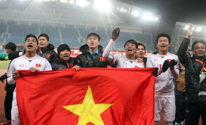 U23 Việt Nam &#34;nổ tung&#34; ở Trung Quốc: Tri ân người hâm mộ, cờ Tổ quốc tung bay - 1