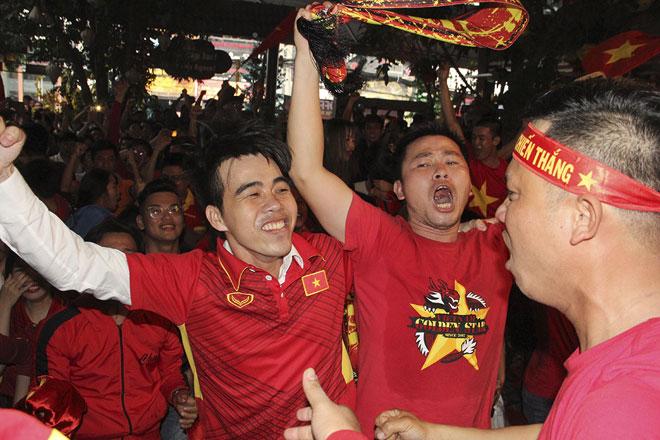 U23 Việt Nam thăng hoa, vào chung kết châu Á: Fan hôn nhau ăn mừng - 3