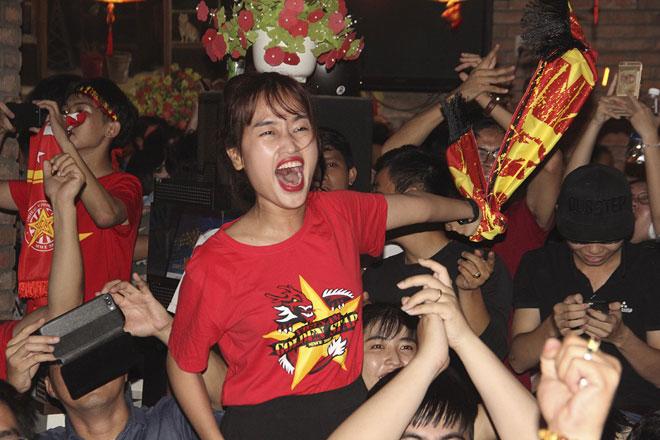 U23 Việt Nam thăng hoa, vào chung kết châu Á: Fan hôn nhau ăn mừng - 7