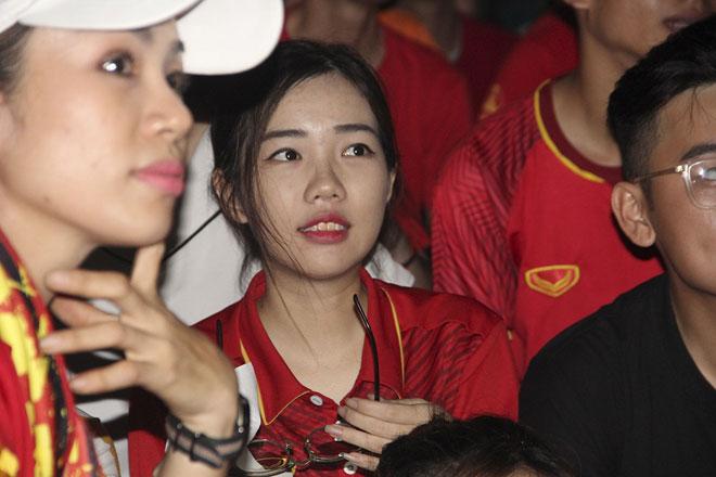 U23 Việt Nam thăng hoa, vào chung kết châu Á: Fan hôn nhau ăn mừng - 9