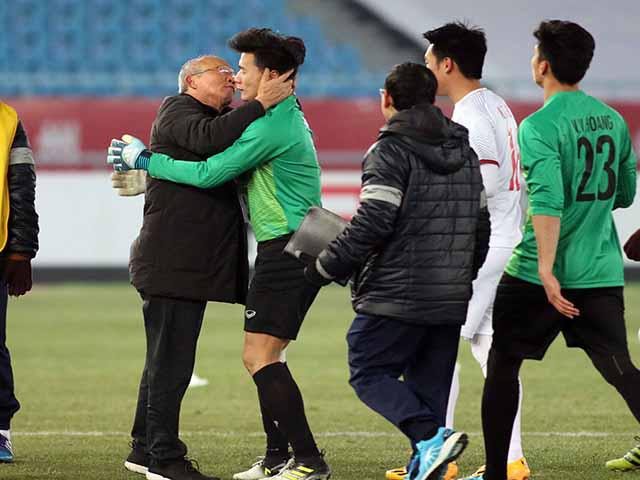 U23 Việt Nam vỡ òa sung sướng, HLV Park Hang Seo lại ”chạy trốn”