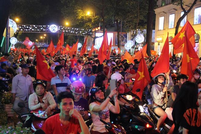 U23 Việt Nam vào chung kết, người SG ăn mừng xuyên đêm - 1