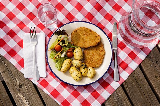 Úc: Người Úc thích ăn trưa bằng Schnitzel, món thịt bê cốt-lết chiên xù ăn kèm với khoai tây hấp bơ và salad. 