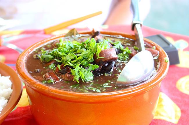 Brazil: Feijoada là món đậu hầm thịt có hương vị rất đậm đà, ăn kèm cùng cơm trắng và nước dừa tươi. Món ăn này có thể tìm thấy ở khắp nơi trên đất Brazil, từ những nhà hàng sang trọng tới các quán ăn đường phố.