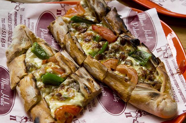 Thổ Nhĩ Kỳ: Pide - bánh mỳ được dàn mỏng, phủ bên trên là thịt, phô mai và nước sốt là món ăn trưa phổ biến ở đây. Họ cũng thường uống cà phê trong bữa trưa.