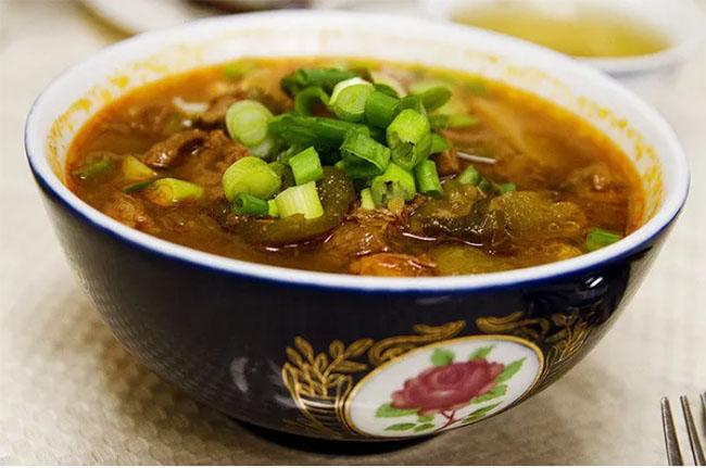 Soug Lagman: Là một dạng ramen phiên bản Trung Á, đây là một món canh mang nhiều gia vị, đầy ú thịt cừu chiên, mì ăn liền và rau cải. Ngoài ra còn có phiên bản ramen khô, không nước canh.