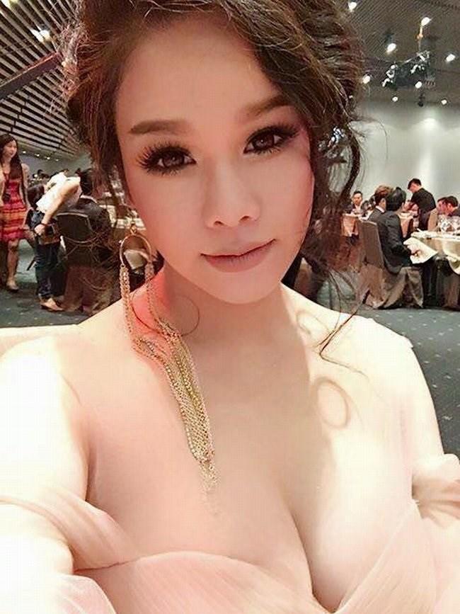 Nhật Kim Anh, tên thật là Phan Kim Huê sinh năm 1985, quê gốc ở Thanh Hóa.