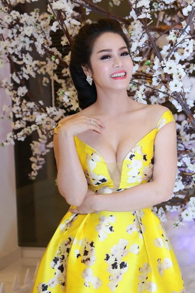 Thân hình sexy của Nhật Kim Anh luôn khiến các cô gái còn son phải dè chừng.