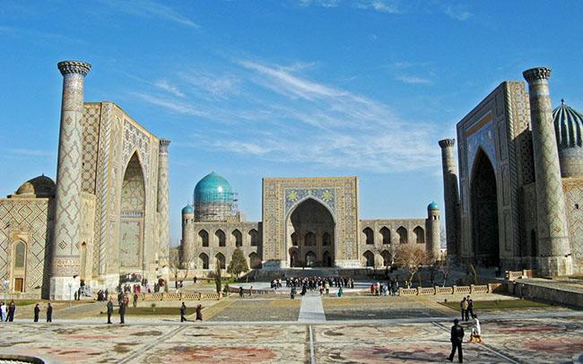 2. Thành phố lịch sử Khiva: Lên&nbsp;một chuyến tàu đêm khá thú vị kéo dài 19 giờ đi từ Tashkent tới thị trấn Urgence, rồi từ đó đi taxi đến thành phố cổ Khiva mất thêm 30 phút.