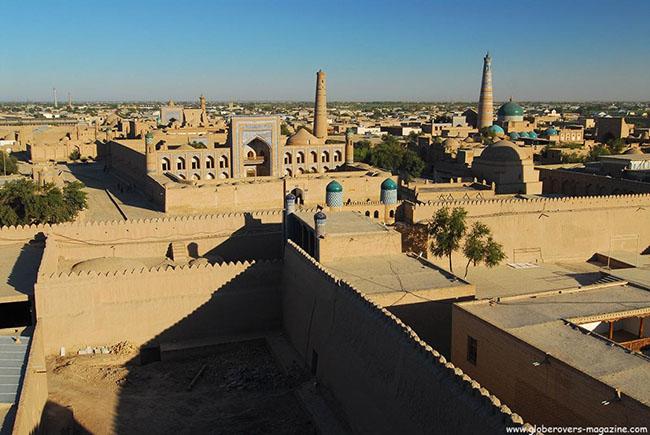 Người dân Trung Á, bao gồm người Uzbekistan rất&nbsp;thân thiện và hiếu khách. Ngày nay Khiva là một thành phố với hơn 50.000 cư dân. Thành phố cổ bên trong &#40;Itchan Kala&#41; được bao quanh bởi những bức tường gạch trát cao 10 mét, được xây dựng vào khoảng thế kỷ thứ 10.