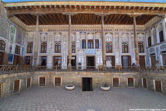 3. Thành phố cổ lâu đời nhất Bukhara: Không có tuyến đường sắt giữa Khiva và Bukhara, nhưng taxi cũng chỉ mất khoảng 5 giờ để vượt qua 450 km. Đó là một con đường khá cô đơn khi phải vượt qua sa mạc và địa hình nửa sa mạc rất gần với biên giới Turkmenistan.