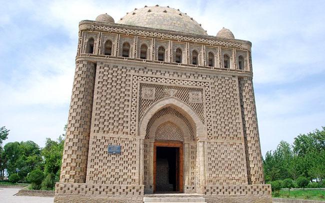 Bukhara, với dân số khoảng 270.000, là một trong những thành phố lớn ở Uzbekistan và chắc chắn cũng là một trong những thành phố lâu đời nhất. Kiến trúc ở đây rất đẹp với những tòa nhà có từ giữa thế kỷ 15 đến 17, thậm chí một số được xây dựng trong thế kỷ 9 và 10.