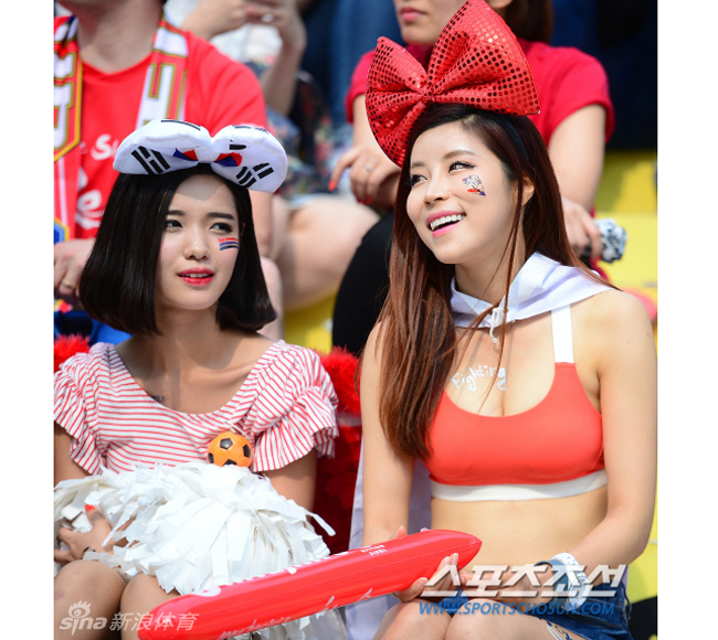 Con gái Hàn Quốc mặc áo bra top đi cổ vũ bóng đá. 