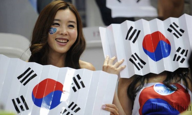 Các cô gái xinh đẹp Hàn Quốc rạng rỡ trên khán đài. 
