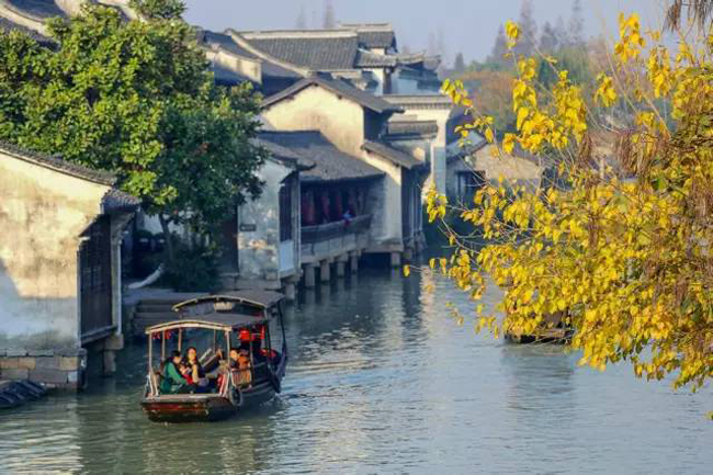 Thủy Hương Ô trấn: Khu phố này nằm ở phía bắc Đồng Hương, Chiết Giang, trước kia từng là một trong tứ đại danh trấn của vùng Giang Nam. Đặc sản ở đây bao gồm rượu Tam Bạch, bánh Ô Trấn, vải xanh in hoa, rau muối Đồng Hương. Nếu yêu thích văn hóa lịch sử, bạn có thể ghé thăm một số căn nhà truyền thống ở đây như hàng thuốc Hương Sơn Đường, hàng nhuộm Hùng Nguyên Thái, hàng bán giày vải.